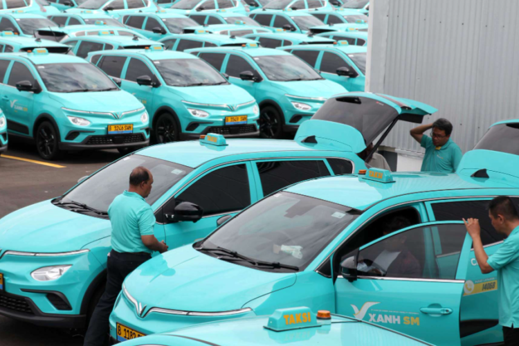 LAKA BERUNTUN! Taksi Listrik Green SM Tertemper di Perlintasan KRL, 14 Orang Meninggal Dunia