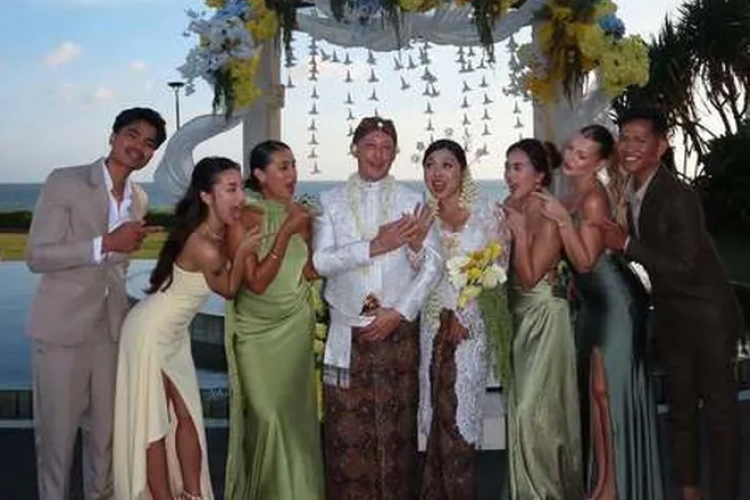 Richardo Benito Ayah Aktris Ternama Jennifer Coppen Resmi Menikah! Prosesi Akad Ambil Konsep Outdoor Pinggir Pantai
