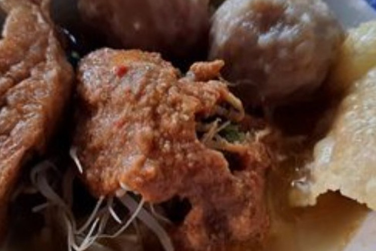 Unik dan Perpaduan tak Lazim! Bakso Campur Pecel yang Melegenda Menjadi Kuliner Nyentrik Jawa Timur yang Bikin Ketagihan