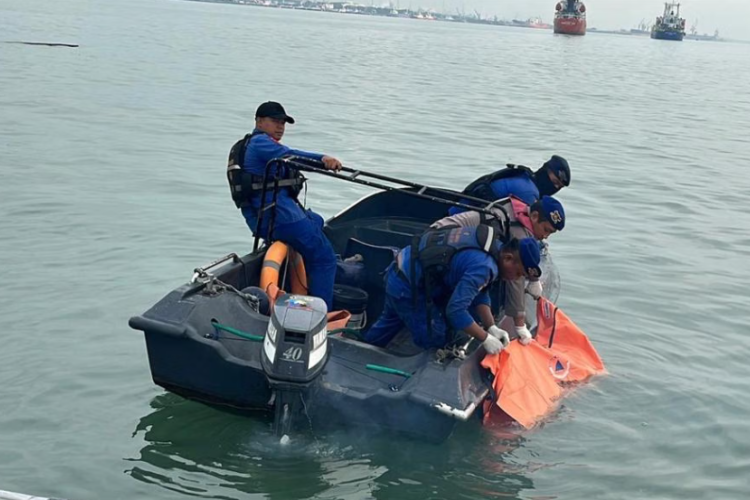 Detik-Detik Perahu Pengangkut Besi Tua di Gresik Tenggelam, Dua ABK Hilang dan Satu Tewas