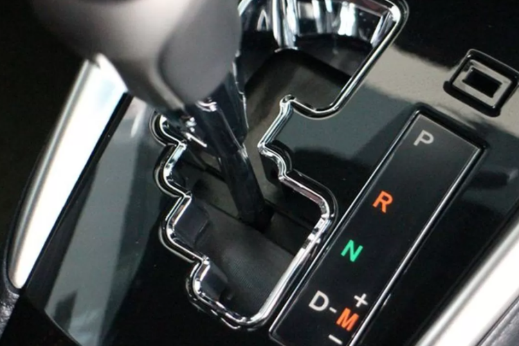 Macet Pakai Mobil Matic Lebih Baik Posisi D atau N? Jawaban Ahli & Tips Aman Agar Mesin Awet