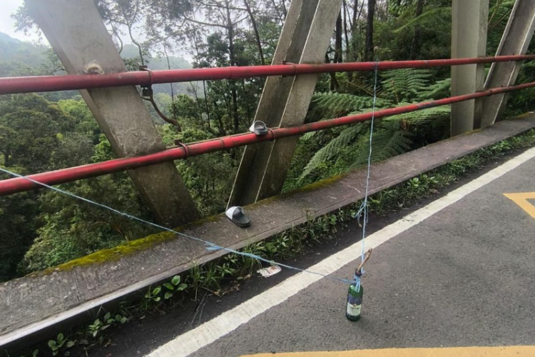 Innalillahi! Jasad Pria Ditemukan di Dasar Jurang Jembatan Cangar, Sandal dan Motornya Jadi Barang Bukti