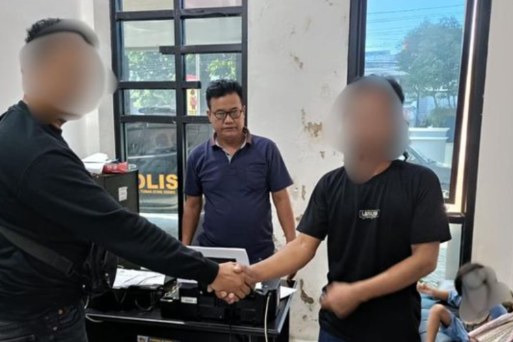 VIRAL! Seorang Oknum Kepolisian Aniaya Badut Pengamen di Tuban, Berakhir Jalur Damai