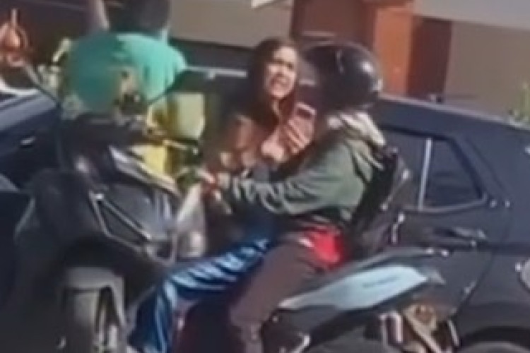 Gara-gara Masalah Sepele, Wanita di Mojokerto Aniaya Bocah di Pinggir Jalan : Publik Desak Polisi Tangkap Pelaku