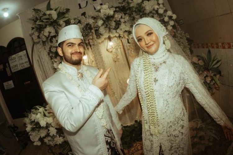 VIRAL! Kisah Dina Wanita Asal Sidoarjo Nikahi Bule Turki, Manifestasi Jalur Hobi Nonton Drama