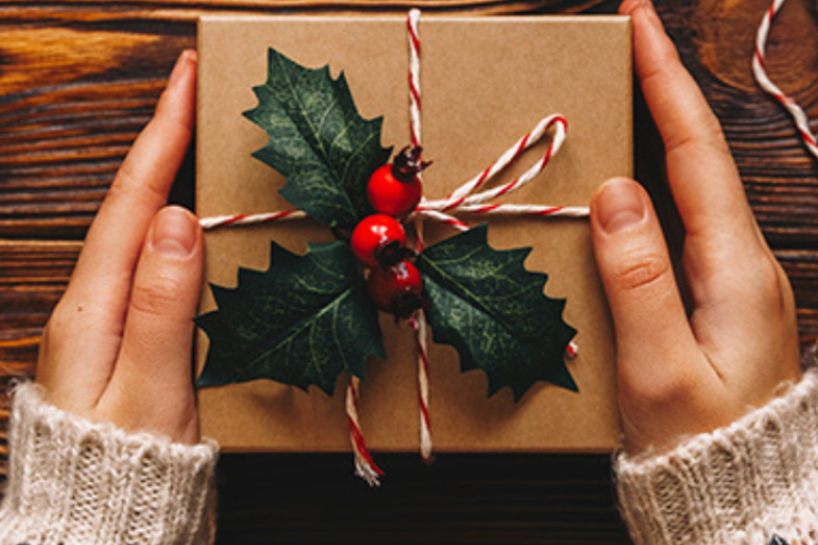 Rekomendasi Kado Untuk Hari Guru 2025 Paling Unik, Berkesan, dan Bermanfaat, Dijamin Bikin Gurumu Bangga!